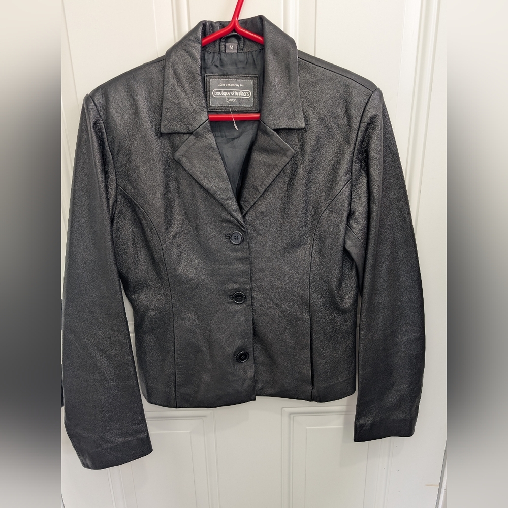 Sleek Black Leather Jacket with Tailored Fit